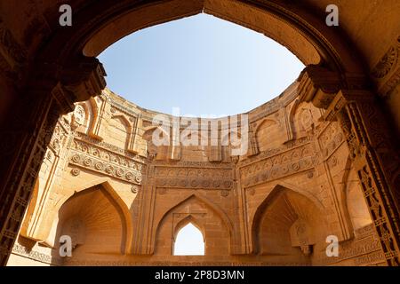 Antico mausoleo e tombe a Makli Hill a Thatta, Pakistan. Necropoli, cimitero Foto Stock