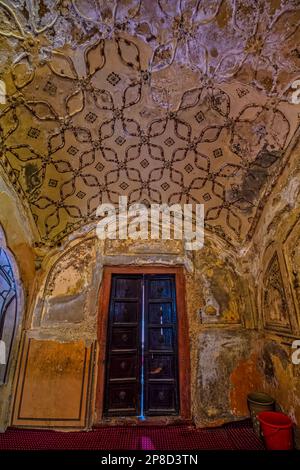 Un grande cancello d'ingresso e una moschea sono collocati sopra la base, che si innalza in un volo di 22 gradini all'ingresso principale della moschea. Il cancello stesso conta Foto Stock