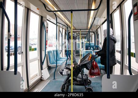 Il tram di Nottingham che porta da Clifton South a Pheonix Park. I tram di Nottingham sono iniziati nel 2004 e il sistema è stato aggiunto negli ultimi anni per incorporare gli schemi Park and Ride. Questo percorso va dalla periferia della città (vicino all'uscita dell'autostrada M1) al centro. Foto a bordo del tram da Clifton South a Pheonix Park. Foto Stock