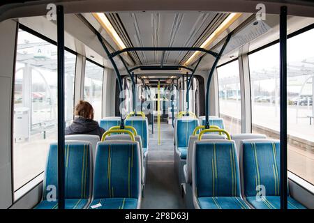 Il tram di Nottingham che porta da Clifton South a Pheonix Park. I tram di Nottingham sono iniziati nel 2004 e il sistema è stato aggiunto negli ultimi anni per incorporare gli schemi Park and Ride. Questo percorso va dalla periferia della città (vicino all'uscita dell'autostrada M1) al centro. Foto a bordo del tram da Clifton South a Pheonix Park. Foto Stock