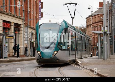 Il tram di Nottingham che porta da Clifton South a Pheonix Park. I tram di Nottingham sono iniziati nel 2004 e il sistema è stato aggiunto negli ultimi anni per incorporare gli schemi Park and Ride. Questo percorso va dalla periferia della città (vicino all'uscita dell'autostrada M1) al centro. Nella foto il tram che porta fino a Victoria Street nel centro della città. Foto Stock