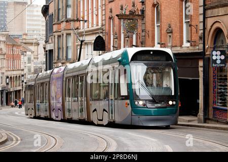 Il tram di Nottingham che porta da Clifton South a Pheonix Park. I tram di Nottingham sono iniziati nel 2004 e il sistema è stato aggiunto negli ultimi anni per incorporare gli schemi Park and Ride. Questo percorso va dalla periferia della città (vicino all'uscita dell'autostrada M1) al centro. Nella foto il tram che porta fino a Victoria Street nel centro della città. Foto Stock