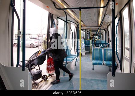 Il tram di Nottingham che porta da Clifton South a Pheonix Park. I tram di Nottingham sono iniziati nel 2004 e il sistema è stato aggiunto negli ultimi anni per incorporare gli schemi Park and Ride. Questo percorso va dalla periferia della città (vicino all'uscita dell'autostrada M1) al centro. Foto a bordo del tram da Clifton South a Pheonix Park. Foto Stock