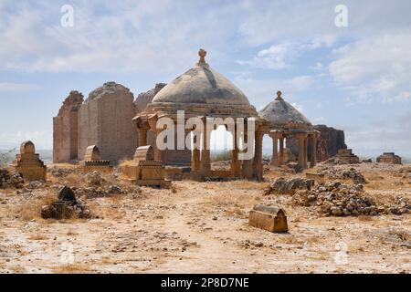 Antico mausoleo e tombe a Makli Hill a Thatta, Pakistan. Necropoli, cimitero Foto Stock