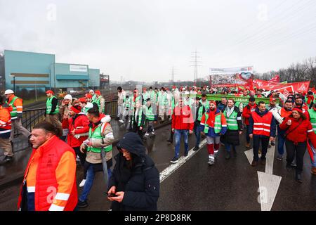 Duisburg, Germania. 09 marzo, 2023. I lavoratori siderurgici di 5 aziende si incontrano per dimostrare alla HKM Steelworks per conto del sindacato IG Metall, che si batte per una chiara strategia futura per una produzione di acciaio più verde nella zona. Credit: Notizie dal vivo su ANT Palmer/Alamy Foto Stock