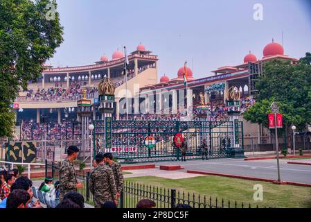 India e Pakistan possono avere una lunga storia di conflitti. Ma è anche heart-scaldante sapere che ogni notte, solo per un breve momento, entrambi i paesi Foto Stock