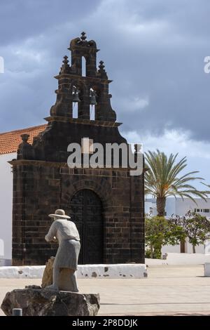 Parrocchia di Sant'Anna (Parroquia de Santa Ana). Chiesa con parete frontale in pietra decorativa, situata in un parco. Cielo blu con nuvole bianche. Casillas del An Foto Stock