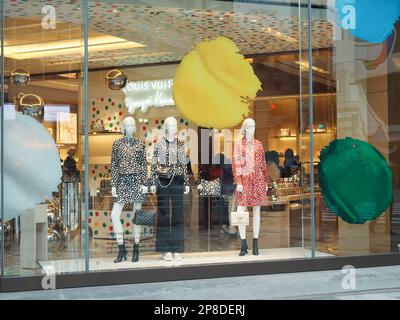 Vetrina di un negozio Louis Vuitton a Frente Shinjuku-Sanchome con articoli di collaborazione Yayoi Kusama & Louis Vuitton. (Marzo 2023) Foto Stock