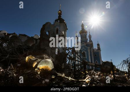 La cupola si trova vicino alla rovinata Eremo della Vergine della Sviatohirskaya Lavra del UOC del Patriarcato di Mosca nel villaggio occupato Bohorodychne, nella regione di Donetsk, Ucraina Foto Stock