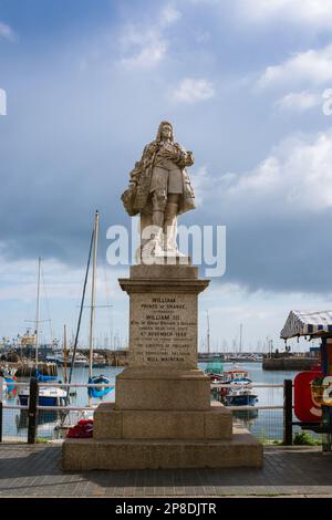 Re William lll, vista della statua di re William lll situato sulla banchina nella cittadina costiera di pescatori di Brixham, Devon UK Foto Stock