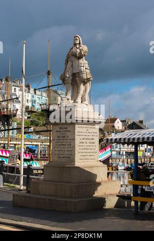 Re William lll, vista della statua di re William lll situato sulla banchina nella cittadina costiera di pescatori di Brixham, Devon UK Foto Stock