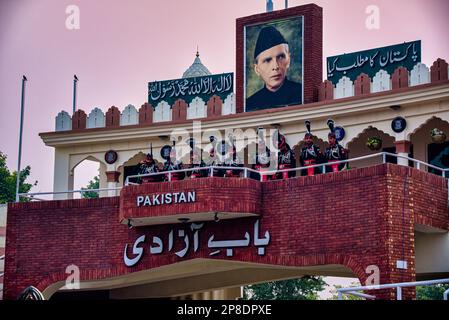 India e Pakistan possono avere una lunga storia di conflitti. Ma è anche heart-scaldante sapere che ogni notte, solo per un breve momento, entrambi i paesi Foto Stock