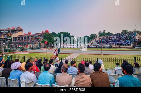 India e Pakistan possono avere una lunga storia di conflitti. Ma è anche heart-scaldante sapere che ogni notte, solo per un breve momento, entrambi i paesi Foto Stock