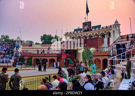 India e Pakistan possono avere una lunga storia di conflitti. Ma è anche heart-scaldante sapere che ogni notte, solo per un breve momento, entrambi i paesi Foto Stock