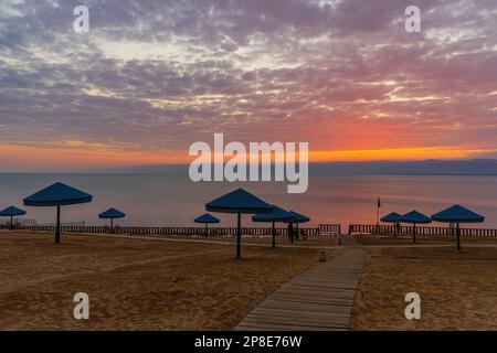 Tramonto sul Mar Morto visto dal lato orientale della Giordania. Foto Stock