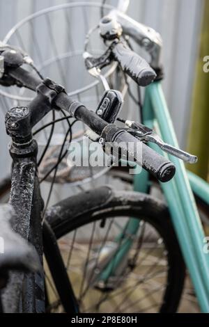 Cristalli di ghiaccio che si formano sulle maniglie della bicicletta Foto Stock