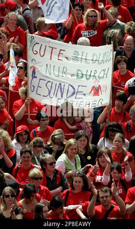 Erzieherinnen Protestieren Am Dienstag, 26. Mai 2009, In Wuppertal. Die ...