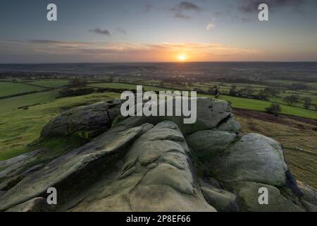 Alba ad Almscliffe Crag, nella bassa valle del Wharfe, vicino al villaggio di North Rigton, North Yorkshire Foto Stock