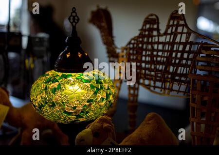 Paralume con design decorativo a forma di cammello, illuminazione soffusa a tema orientale. Foto Stock