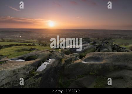 Alba ad Almscliffe Crag, nella bassa valle del Wharfe, vicino al villaggio di North Rigton, North Yorkshire Foto Stock