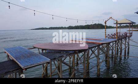 Ponte sul mare da tavole di legno nel segno di forma di i Love u sopra l'acqua di mare sulla spiaggia Foto Stock