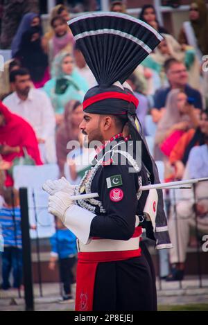 India e Pakistan possono avere una lunga storia di conflitti. Ma è anche heart-scaldante sapere che ogni notte, solo per un breve momento, entrambi i paesi Foto Stock