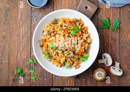 Riso selvatico con funghi, pasto vegetariano in stile asiatico in una ciotola Foto Stock