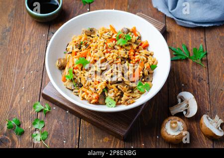 Riso selvatico con funghi, pasto vegetariano in stile asiatico in una ciotola Foto Stock