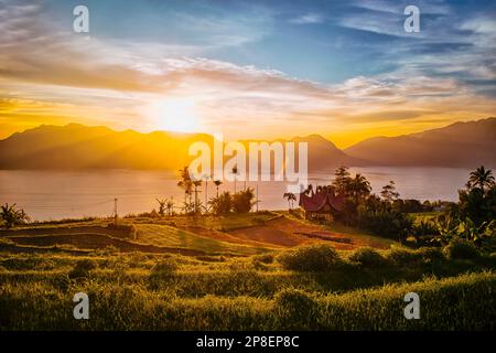 Tramonto sul lago Maninjauat, Sumatra occidentale, Indonesia Foto Stock