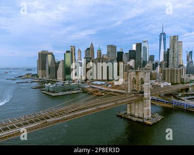 Vista aerea del paesaggio urbano e del Ponte di Brooklyn sull'East River, Manhattan, New York, USA Foto Stock