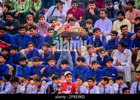 India e Pakistan possono avere una lunga storia di conflitti. Ma è anche heart-scaldante sapere che ogni notte, solo per un breve momento, entrambi i paesi Foto Stock