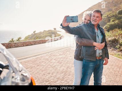 Montagna, ciclisti e coppia che prendono un selfie insieme mentre su un'avventura, vacanza o viaggio di fine settimana. Libertà, natura e anziano uomo e donna dentro Foto Stock