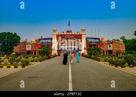 India e Pakistan possono avere una lunga storia di conflitti. Ma è anche heart-scaldante sapere che ogni notte, solo per un breve momento, entrambi i paesi Foto Stock