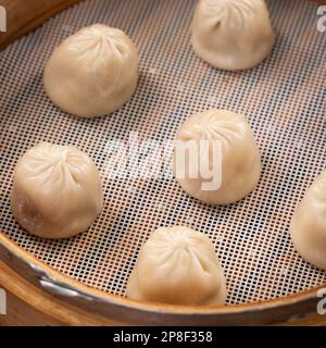 Gnocchi di zuppa di maiale al vapore chiamato Xiao Long bao a Taiwan, famoso gourmet taiwanese. Foto Stock