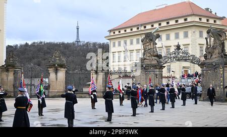 Praga, Repubblica Ceca. 09th Mar, 2023. Il Presidente eletto Petr Pavel e sua moglie Eva Pavlova arrivano per la sua inaugurazione al Castello di Praga, 9 marzo 2023, Praga. Credit: Michal Kamaryt/CTK Photo/Alamy Live News Foto Stock