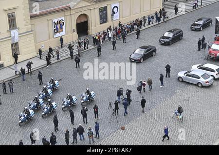 Praga, Repubblica Ceca. 09th Mar, 2023. La motorade con il neoeletto presidente Petr Pavel arriva per la sua inaugurazione al Castello di Praga, 9 marzo 2023, Praga. Credit: Josef Vostarek/CTK Photo/Alamy Live News Foto Stock