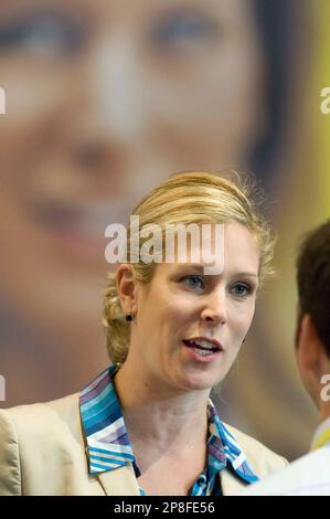 FDP Europawahl-Kandidatin Silvana Koch-Mehrin spricht am Samstag, 16. Mai 2009, mit Delegierten auf dem FDP Bundesparteitag in Hannover. Bis zum Sonntag, 17. Mai, beraten die Delegierten ihr Wahlprogramm. Im Hintergrund das Wahlplakat mit dem Portraet von Koch-Mehrin. (AP Photo/Eckehard Schulz) ----- FDP top candidate for the European election Silvana Koch-Mehrin talks in front of her election poster with delegates during the party congress of the German Liberal Party FDP in Hanover, Saturday, May 16, 2009. (AP Photo/Eckehard Schulz)