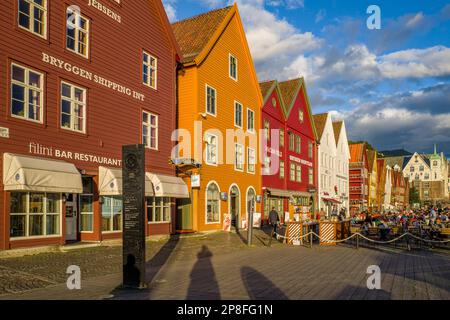 Tramonto a Norways attrazione turistica più visitata Bryggen. Bryggen è una serie di vecchi edifici commerciali anseatici e patrimonio dell'umanità dell'UNESCO Foto Stock