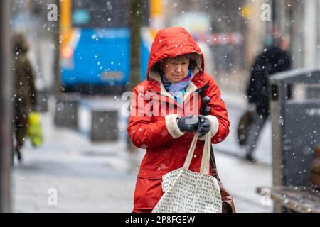 Preston, Lancashire. UK Weather, 9 Mar 2023. Negozi, amanti dello shopping durante una giornata invernale nel centro della città. Una giornata di neve e docce in slitta nel centro della città. La previsione è per i cieli nuvolosi e ulteriori incantesimi di nevischio e di neve che si spingono da ovest, questi a volte diventando pesanti. Credit; MediaWorldImages/AlamyLiveNews Foto Stock