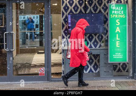 Preston, Lancashire. UK Weather, 9 Mar 2023. Negozi, amanti dello shopping durante una giornata invernale nel centro della città. Una giornata di neve e docce in slitta nel centro della città. La previsione è per i cieli nuvolosi e ulteriori incantesimi di nevischio e di neve che si spingono da ovest, questi a volte diventando pesanti. Credit; MediaWorldImages/AlamyLiveNews Foto Stock