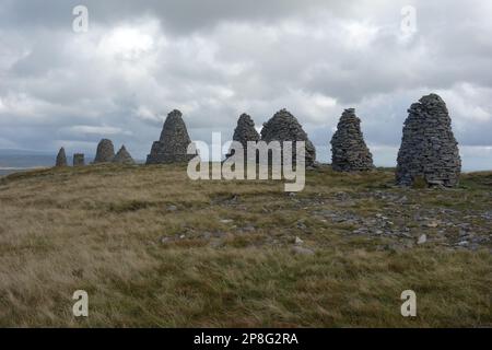 The Stone Cairns on the Summit of 'Nine Standards Rigg' vicino Hartley nella Eden Valley, Yorkshire Dales National Park, Inghilterra, Regno Unito. Foto Stock