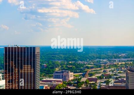 Paesaggio di Atlanta con lo state of Georgia Building, situato nel centro di Atlanta, GA, in primo piano come visto dal Westin Peachtree Plaza Hotel. Foto Stock