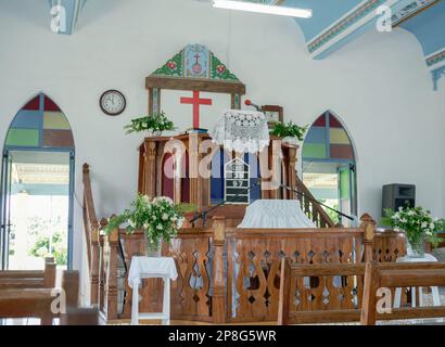 Isole Cook Aitutaki - 9 2010 novembre; altare all'interno di una chiesa cristiana in stile isolano. Foto Stock