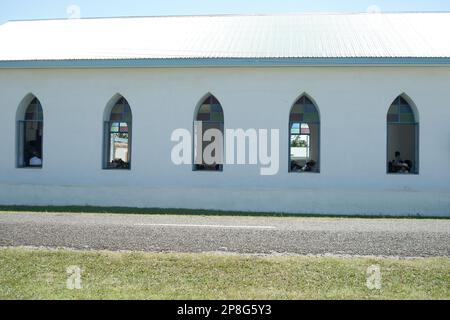 Isole Cook Aitutaki - 9 2010 novembre; finestre della chiesa in fila architettura semplice. Foto Stock