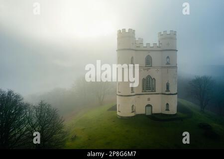 Misty mattina su Haldon Belvedere da un drone, Lawrence Castle, Higher Ashton, Exeter, Devon, Inghilterra Foto Stock