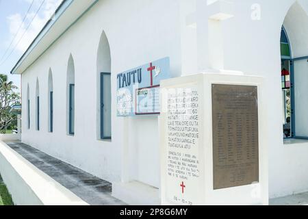 Isole Cook Aitutaki - 9 2010 novembre; finestre della chiesa in fila architettura semplice. Foto Stock