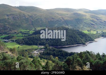 La collina boscosa 'Great How' e la diga del bacino di Thirlmere da 'The Benn' nel Parco Nazionale del Distretto dei Laghi, Cumbria, Inghilterra, Regno Unito. Foto Stock