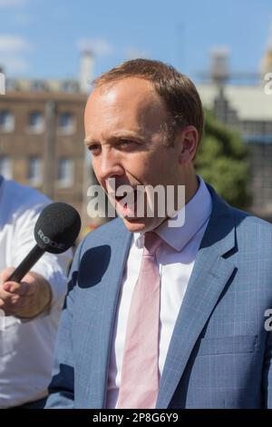 Londra uk luglio 2022 Matt Hancock offre un'intervista ai media sul college Green Foto Stock