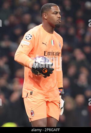 Mike Maignan dell'AC Milan durante la UEFA Champion League Round del 16 - 2nd tappa di calcio tra Tottenham Hotspur e l'AC Milan a Tottenham Hotspu Foto Stock