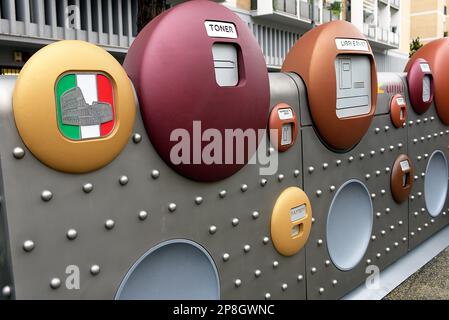 Roma, Italia. 09th Mar, 2023. Particolare del nuovo contenitore per la raccolta e il riciclaggio di prodotti insoliti inaugurato a Roma. In tutti i comuni della città verranno installati nuovi contenitori, progettati dagli studenti dell'Istituto europeo di Design (IED) di Roma. Credit: Vincenzo Nuzzolese/Alamy Live News Foto Stock